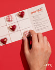 Tablero con fichas de chocolate para jugar triqui edicion san valentin magno chocolates
