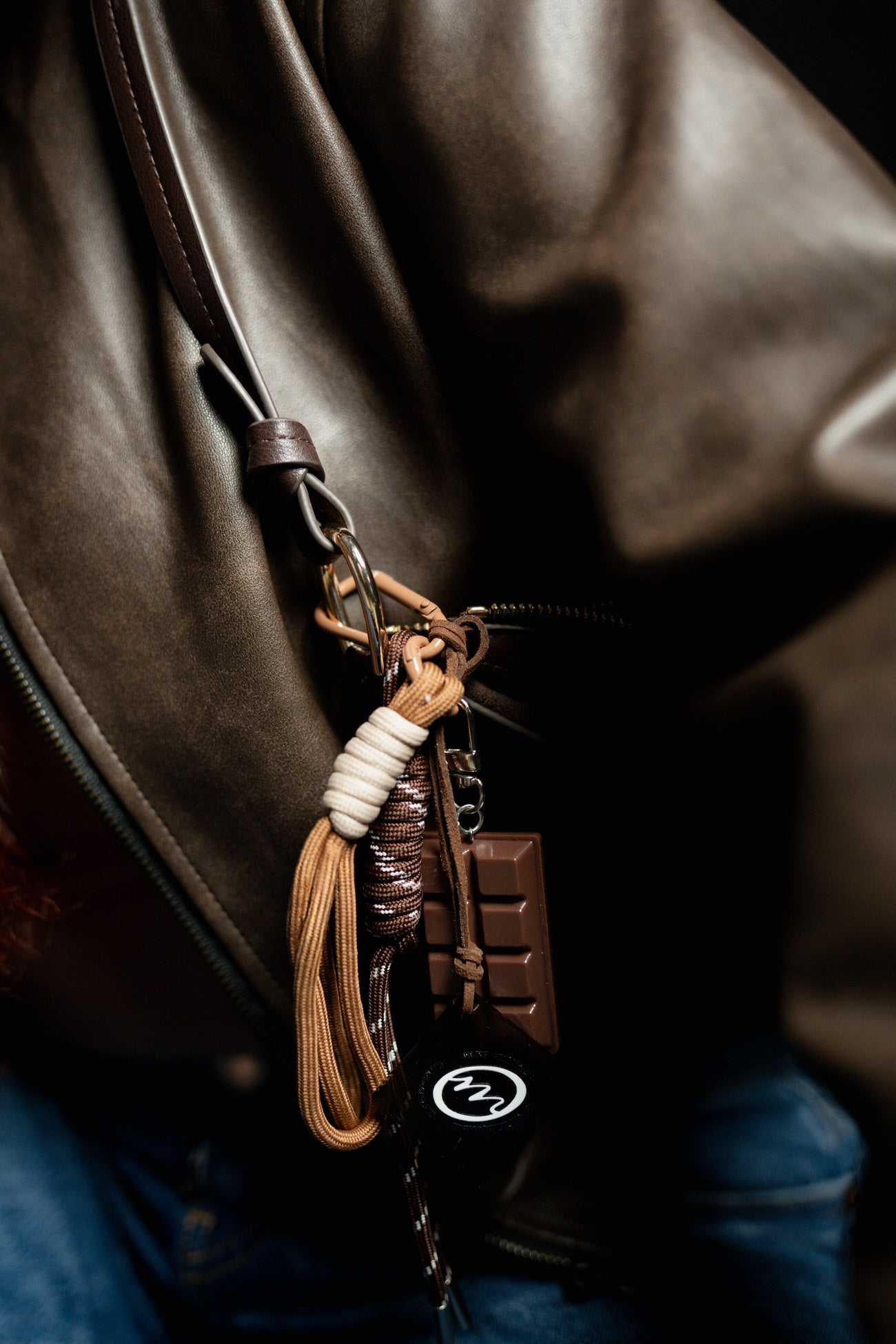 llavero pegado en bolso magno chocolates