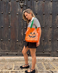 foto en colombia caminando con bolsa halloween de chocolates