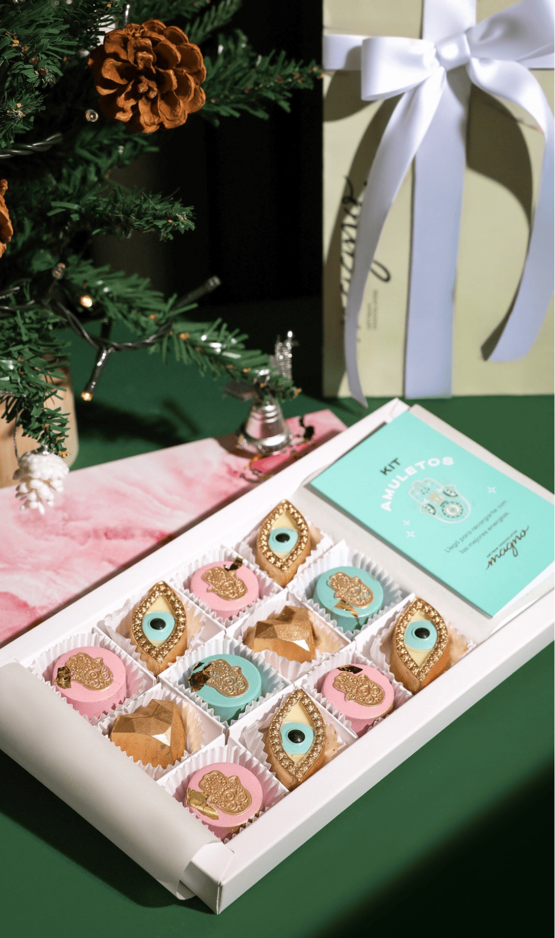 Caja de chocolates amuletos empacada en regalo