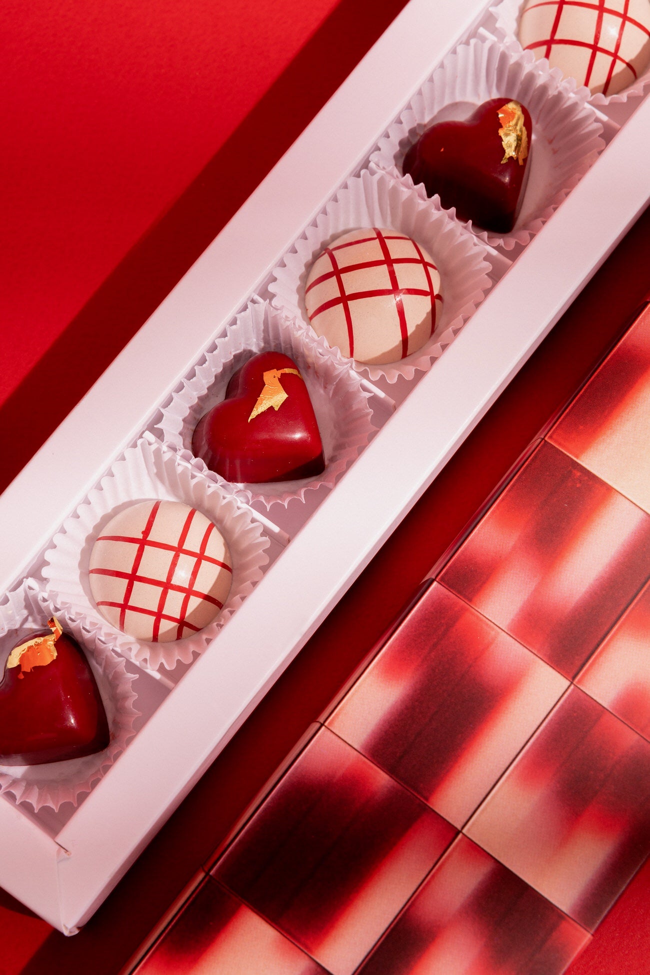 Caja con bombones de chocolate pintados