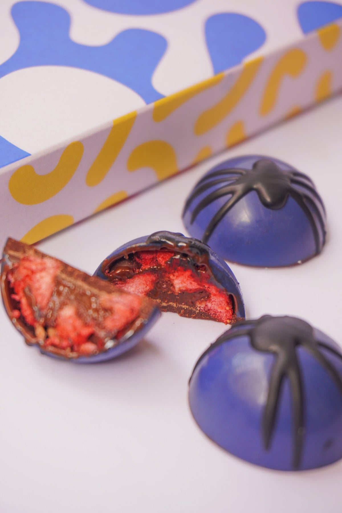 Chocolate relleno de fresas liofilizadas
