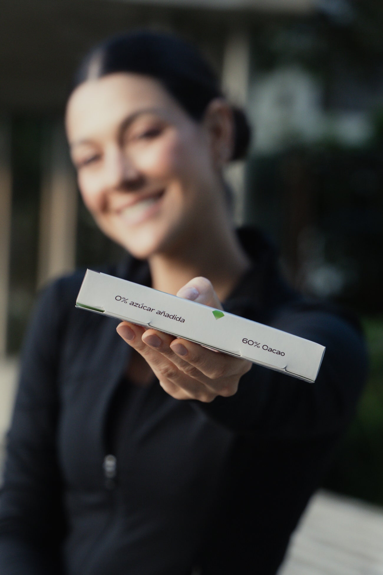 mujer mostrando barra sin azucar de Dubai