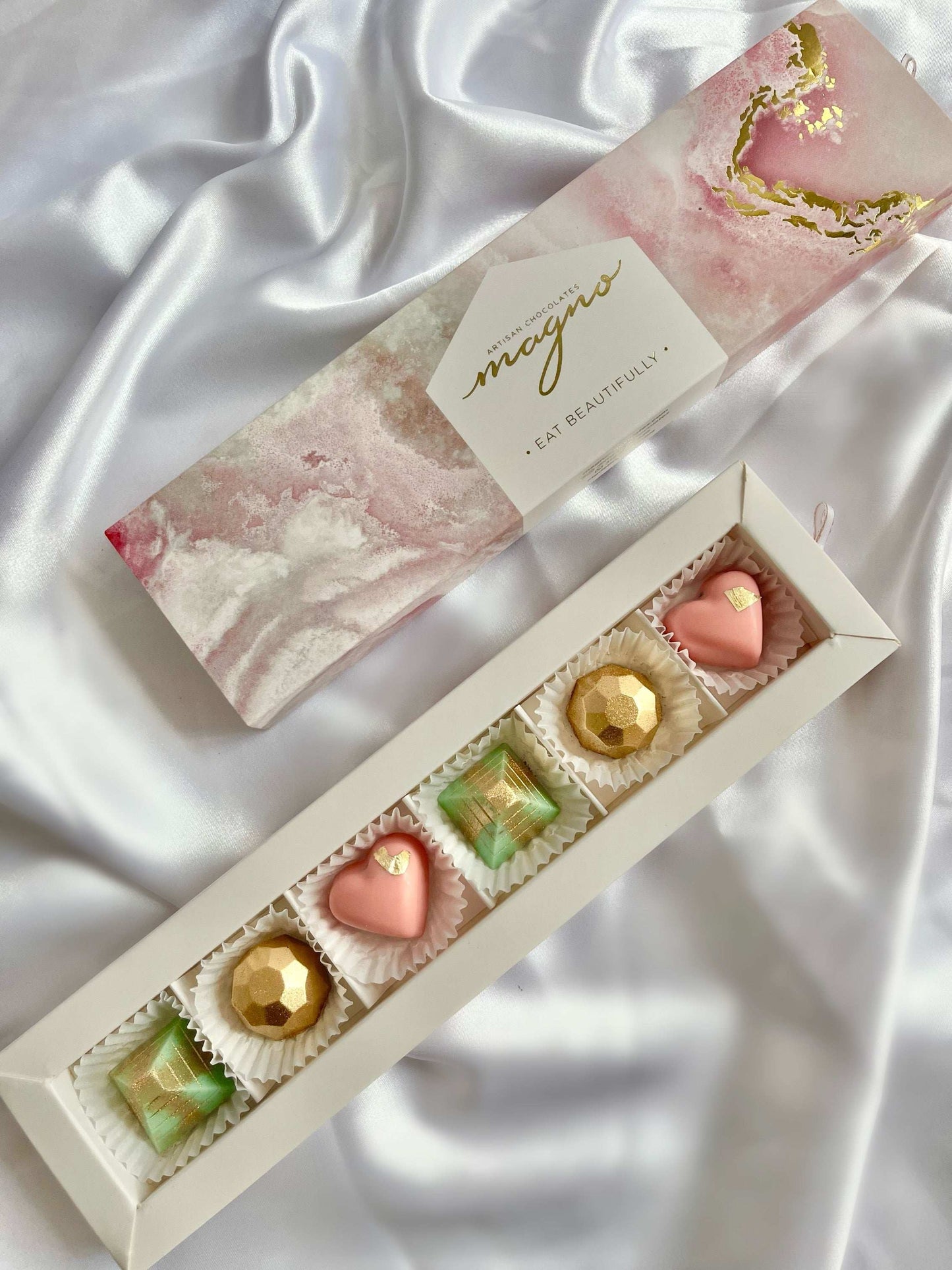 Chocolates para regalar a mujer, chocolates de lujo en colores pastel y decorados con oro. Marca Magno chocolates