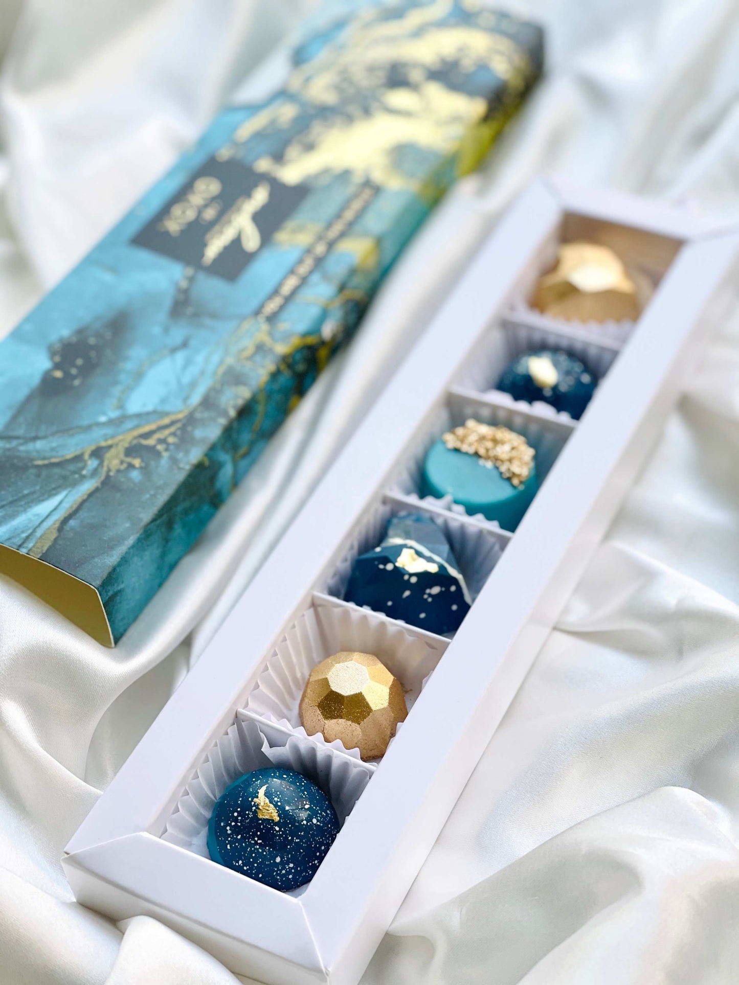 Gemas de chocolate decorados con Oro de 24k - Magno Chocolates