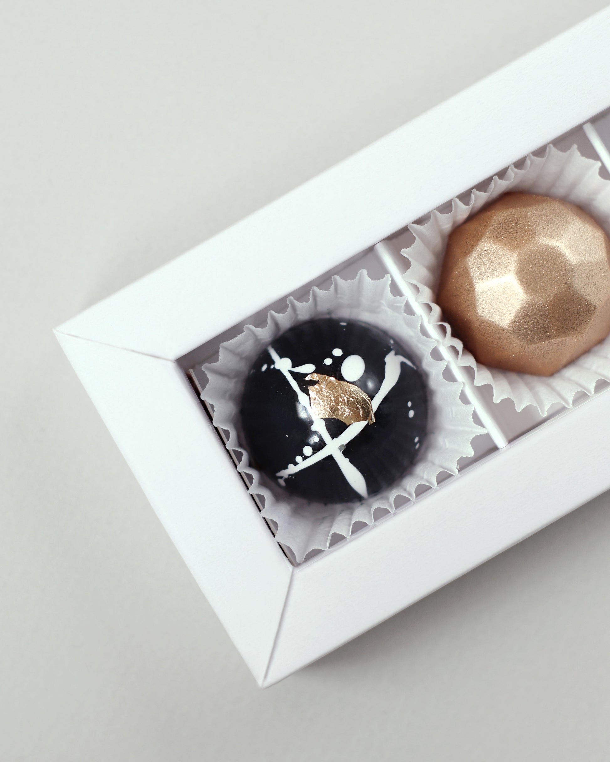 Zoom que detalla el artes de las Gemas Lunares x6 - Magno Chocolates